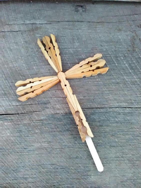 4. Una croce fatta con mollette di legno