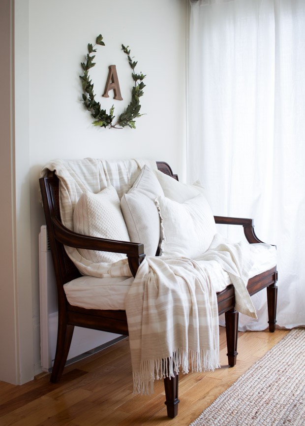 3. Sopra a questo piccolo divano basta una decorazione semplice e naturale, come quella corona d'alloro