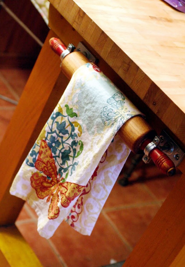 10. Fissate un vecchio matterello sotto a un tavolo e avrete un comodo porta canovacci in cucina