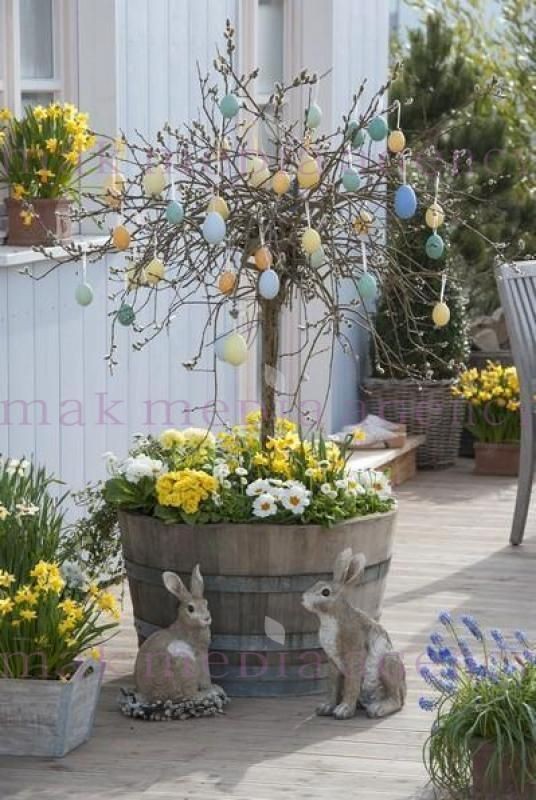11. Se avete un arbusto o piccolo albero in giardino, decoratelo con le uova e attorno al tronco piantate fioritura di stagione