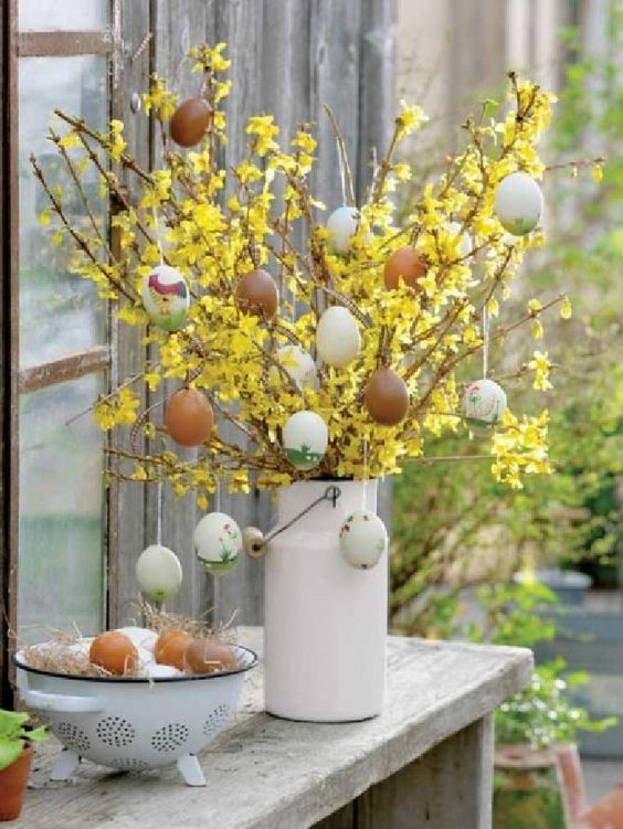 6. Anche senza colorare le uova, possono bastare i fiori sui rami a decorare, come con questa forsizia