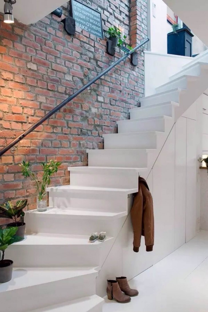 13. La parete in mattoni: funziona anche sulle scale, soprattutto se i gradini sono così minimal!