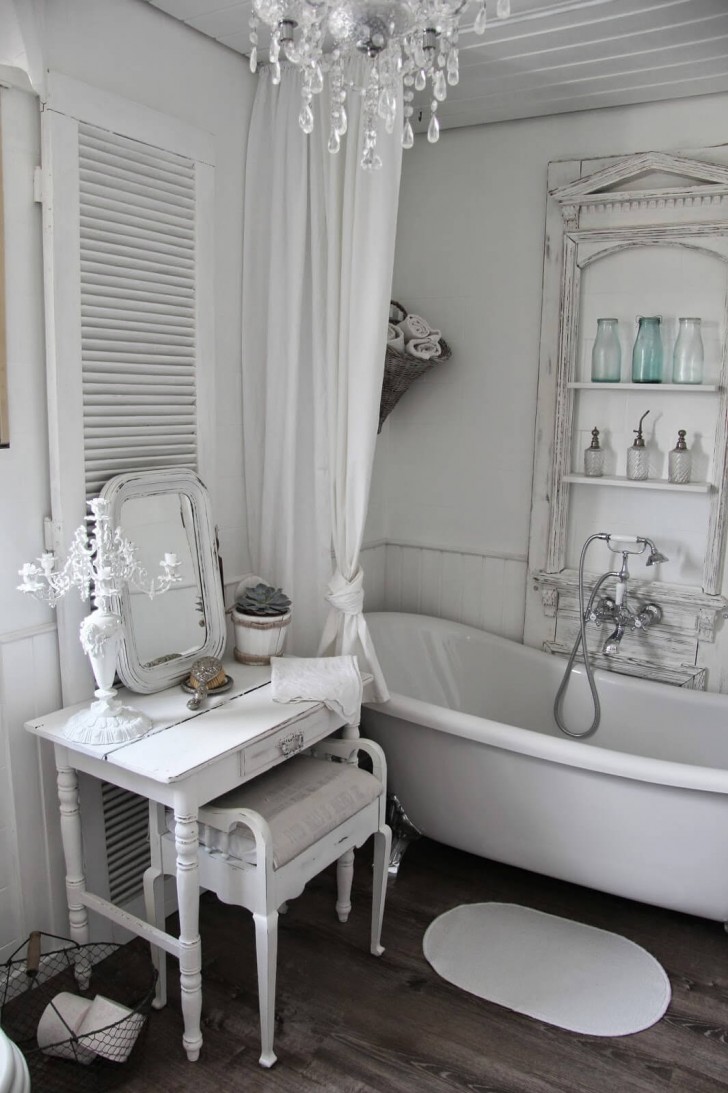 9. Un perfetto esempio di bagno davvero all-white, con elementi di legno recuperato, come le persiane riadattate a decorazioni