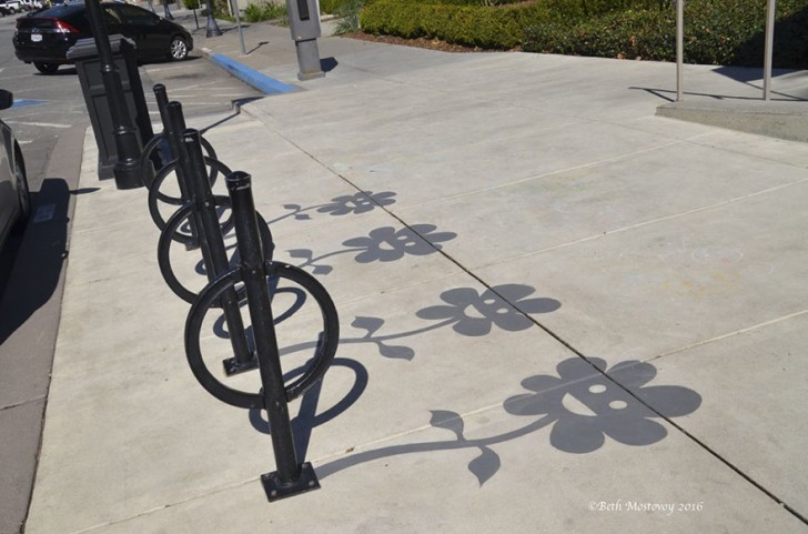 L'amministrazione locale di Redwood City ha commissionato a Damon Belanger 20 "ombre" decorative per riqualificare l'area cittadina