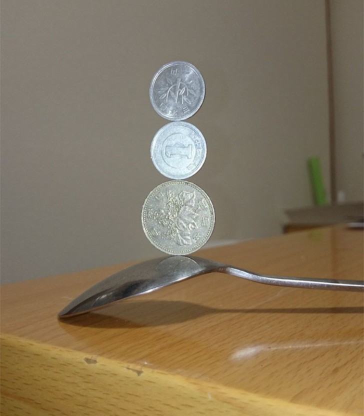 Ein Junge stapelt Münzen und Objekte und schafft überraschende "Skulpturen", die der Schwerkraft trotzen - 5