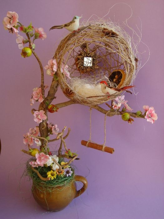 7. Un nido delicatissimo incollato al ramo fiorito
