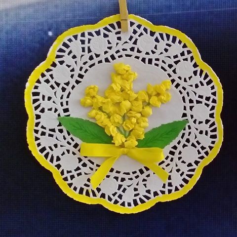 6. Un centrino di carta decorato con fiori di mimosa