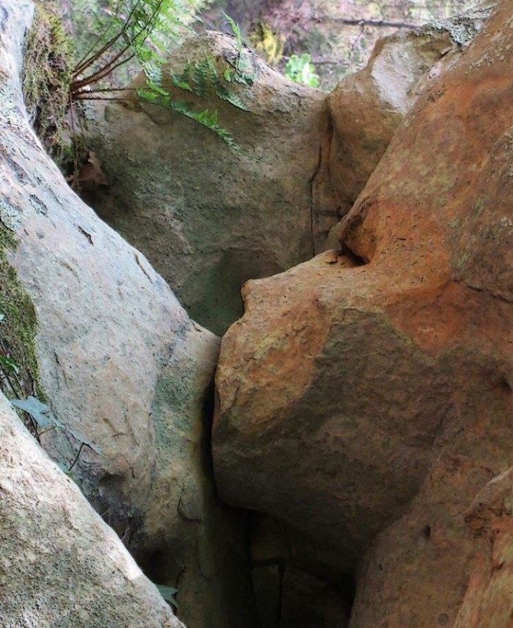3. Deux rochers l'un à côté de l'autre qui rappellent incroyablement l'image d'un enfant embrassant tendrement sa mère