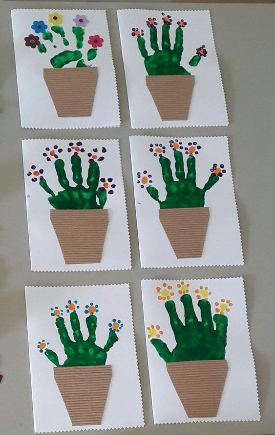14. Lasciate asciugare l'impronta della mano con i fiori e poi aggiungete il ritaglio di cartone per questo vaso di cactus