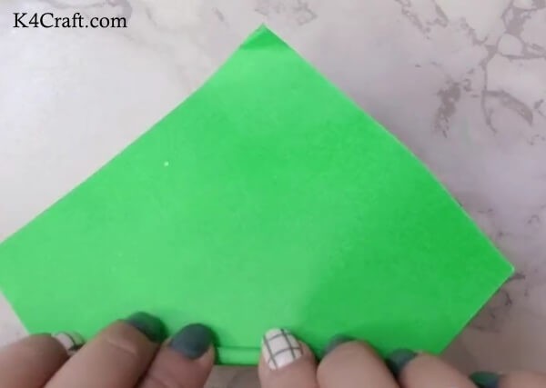 5. Ricavate un quadrato dal foglio di carta verde e arrotolatelo partendo da un vertice e procedendo verso quello opposto