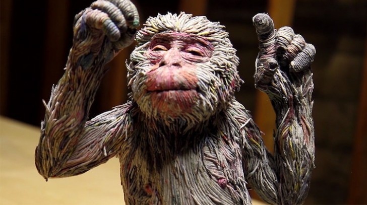 5. Anche questa simpaticissima scimmietta sembra in tutto e per tutto identica a una vera, colta in una posa quotidiana