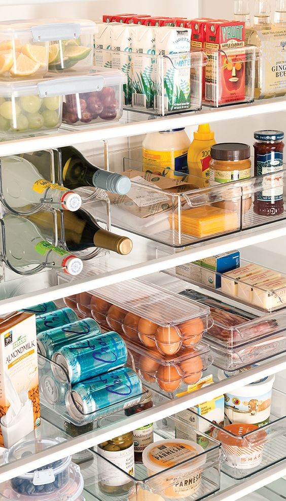 1. Usate contenitori di dimensioni diverse in frigo: tengono in ordine i cibi evitando anche che gli odori si mischino tra loro