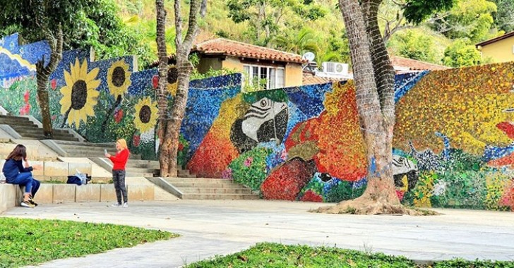 Il murales che si trova nel quartiere di El Hatillo, è composto da circa 200.000 tappi di bottiglia e contenitori in plastica