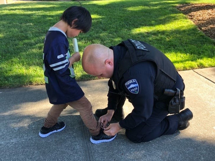 7. Ce policier a vu le gamin avec des chaussures abîmées et des pieds blessés, il a donc décidé de lui acheter une nouvelle paire