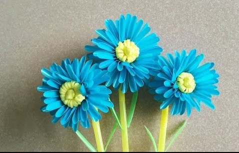 1. Direste mai che questi fiori sono fatti con cannucce di plastica?