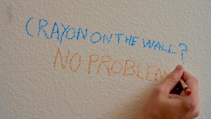 2. Cancella le scritte sul muro fatte con i pastelli