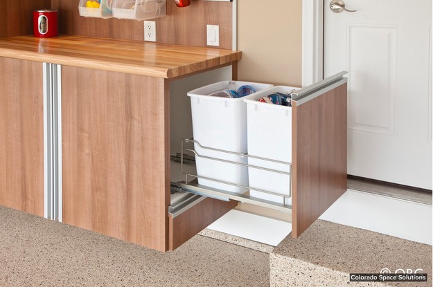 10. Se avete modo, inserite uno scompartimento a scomparsa nei mobili della cucina per i cestini dell'immondizia