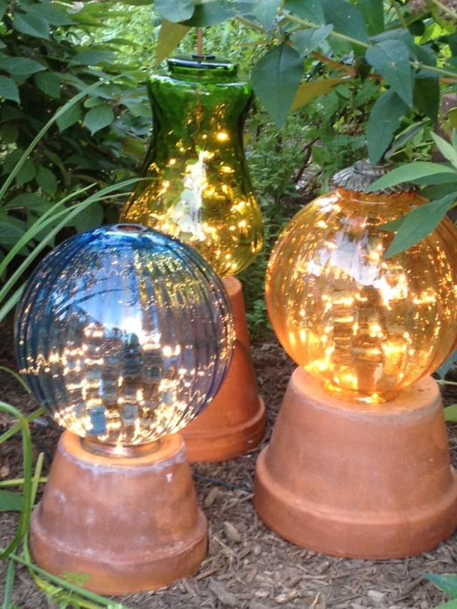 12. Con dei vasi di vetro e fili di luci colorate creerete delle fantastiche luci per il giardino