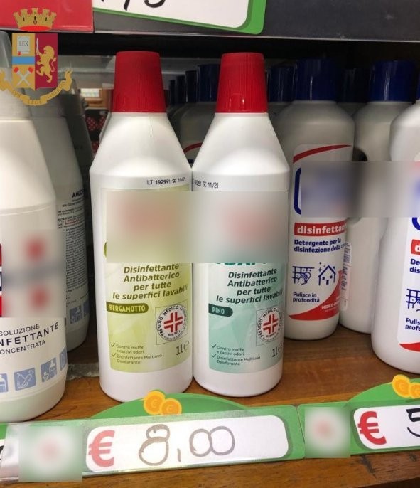 La police italienne dénonce un pharmacien "chacal" : il faisait payer jusqu'à 800% en plus pour le gel désinfectant, les gants et les masques - 1