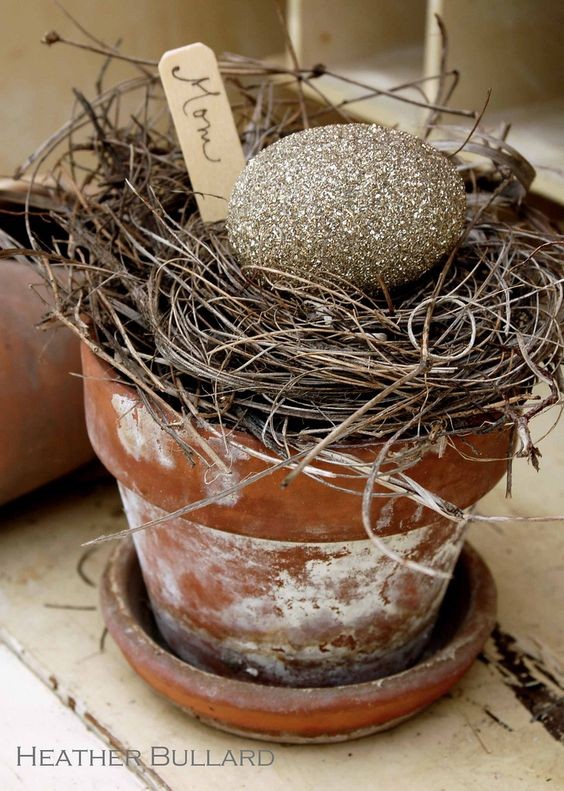 10. Create nidi con ramoscelli, e adagiateli in piccoli vasi di terracotta per dei segnaposto o centrotavola particolari