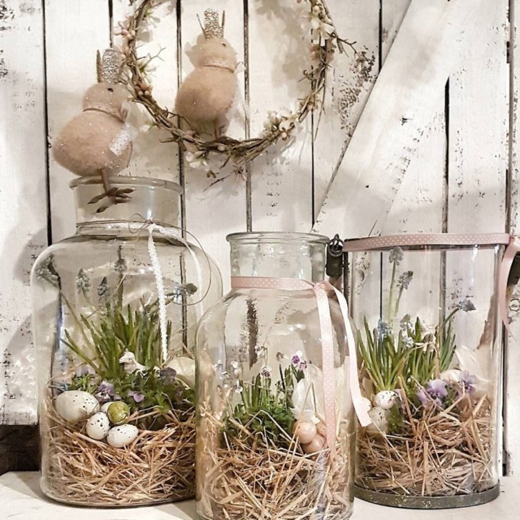 14. Composizioni di fiori esposte in vecchi vasi di vetro