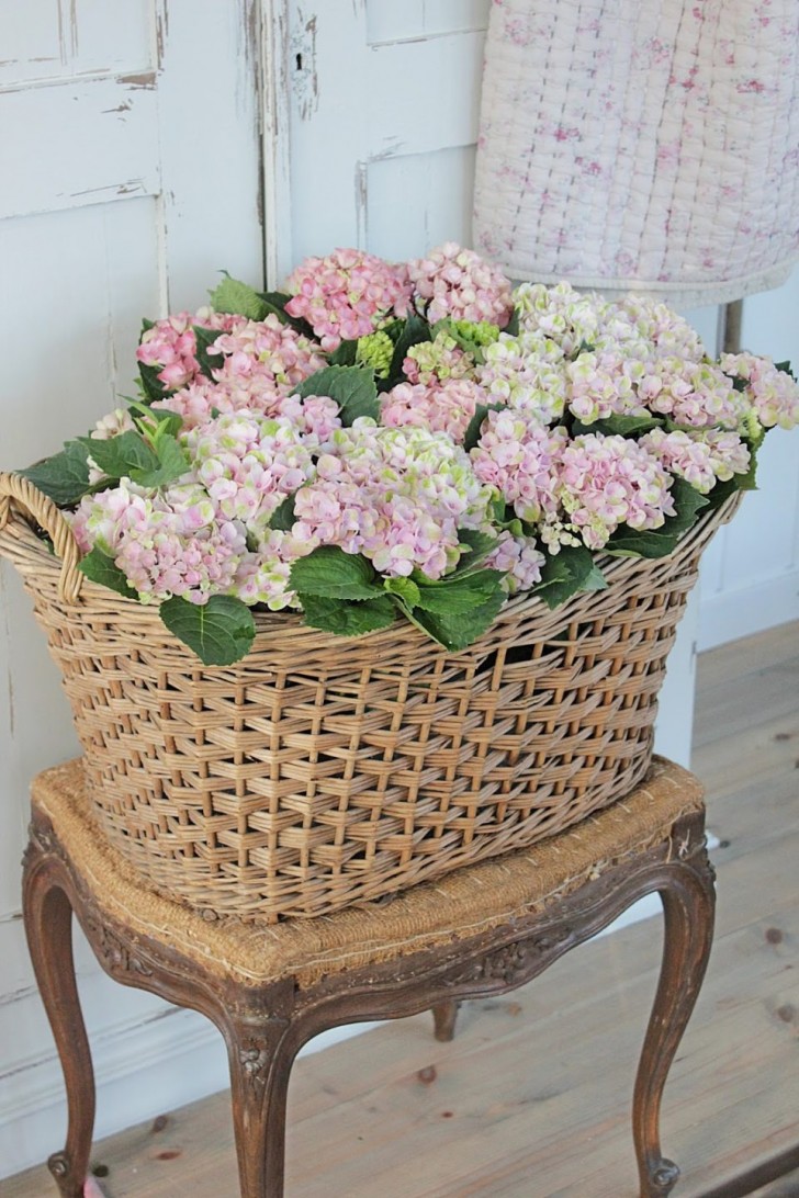 4. Un cesto di vimini è ideale per ospitare fiori voluminosi come le ortensie