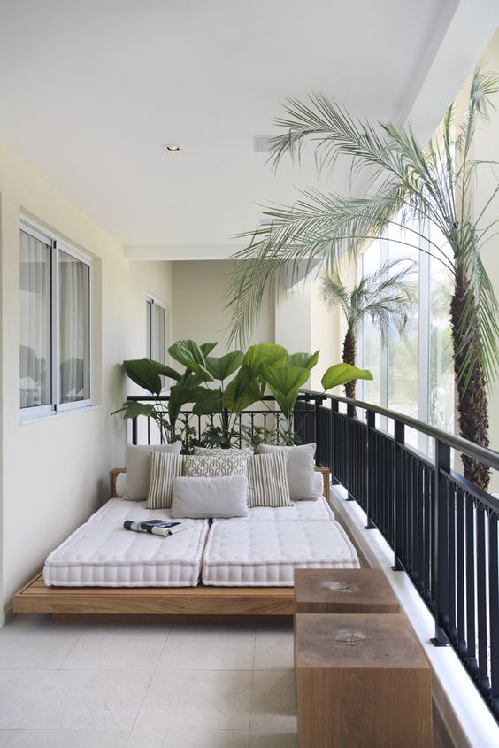 3. Se il balcone è chiuso a veranda potete usare anche mobili più delicati, come una vera e propria struttura letto da interno su cui adagiare materassi