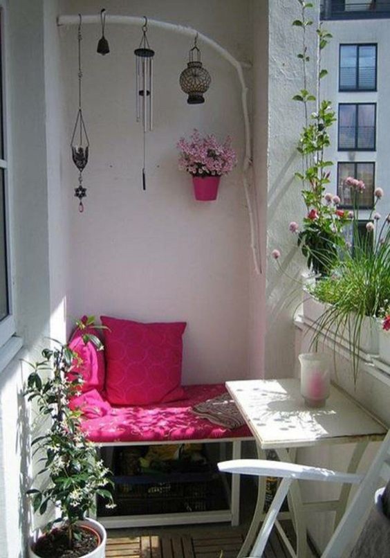 7. Con muri bianchi potete arredare usando colori vivaci, e abbinarci magari vasi di fiori