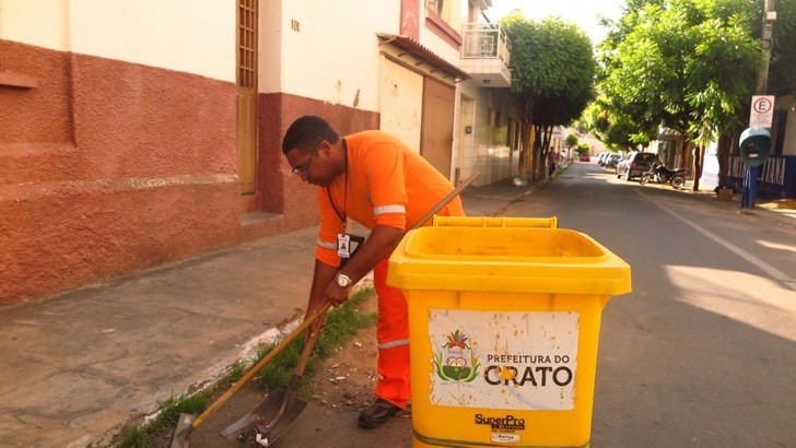 He collected many books during his street sweeper career: now he has a degree in theology and speaks 3 languages - 1