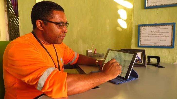 He collected many books during his street sweeper career: now he has a degree in theology and speaks 3 languages - 2