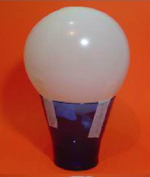 1. Gonfiate il palloncino e assicuratelo come vedete in foto sul vasetto di plastica con l'aiuto del nastro adesivo