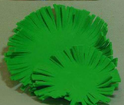 5. Su un foglio verde (feltro, carta, gomma crepla), ritagliate dei cerchie poi praticate tanti taglietti per creare le fronde