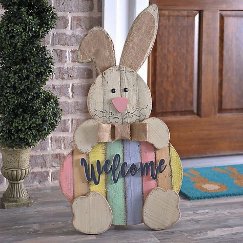 1. Un coniglio colorato è pronto a dare il benvenuto a tutti