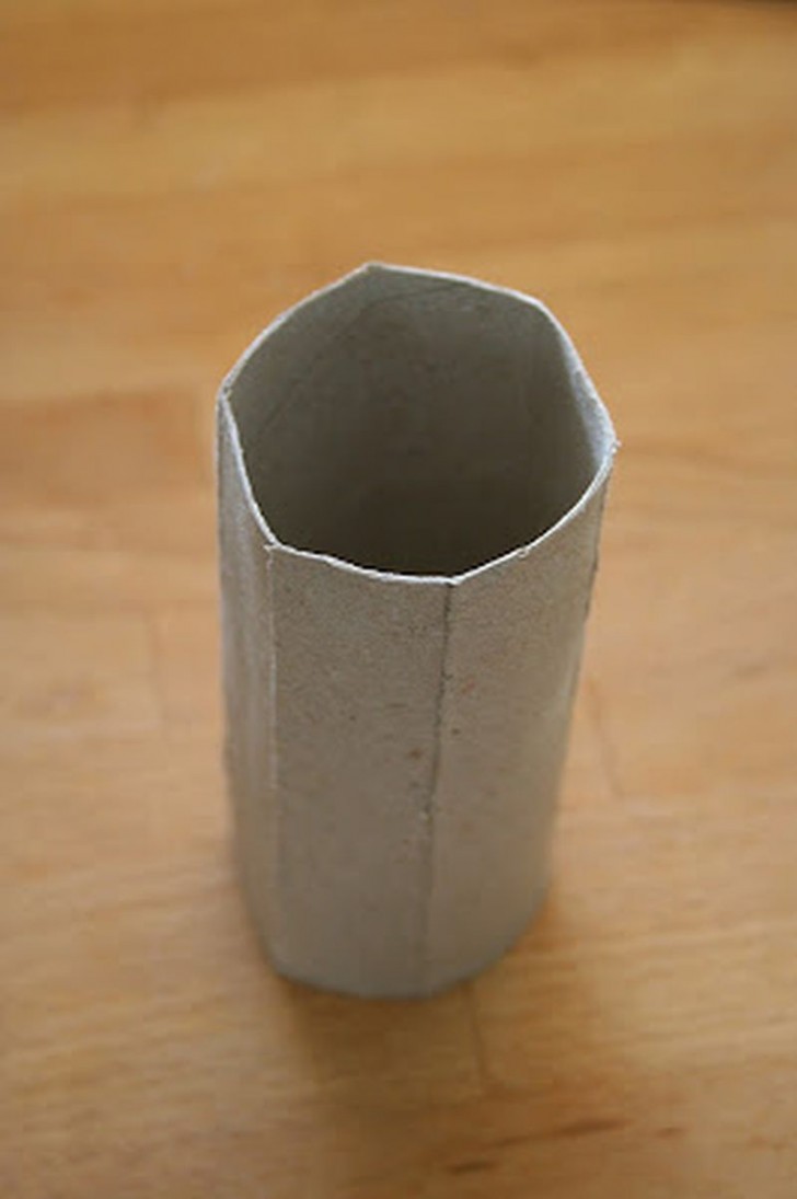 1. Prendete 5 cilindri di cartone della carta igienica e piegateli in modo da avere una sezione esagonale