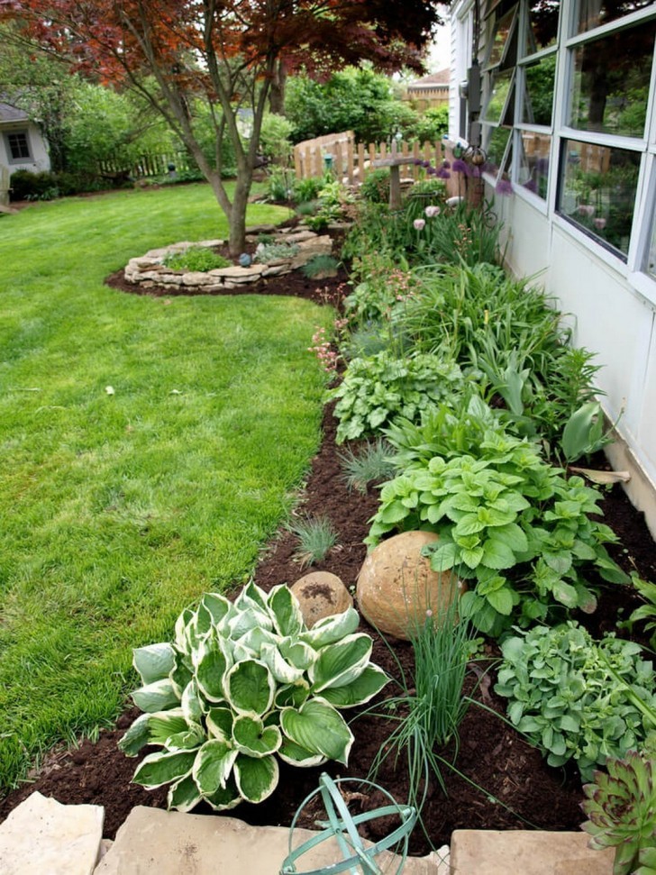 2. Provate anche a piantare bulbi per le diverse stagioni, e se l'aiuola da progettare è a ridosso della casa, scegliete varietà che raggiungano l'altezza massima desiderata