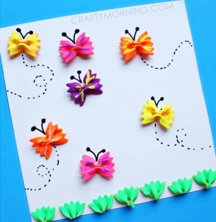 1. Farfalle di pasta colorate