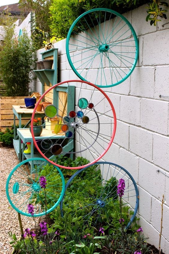7. Anche le ruote delle bici possono diventare una decorazione curiosa