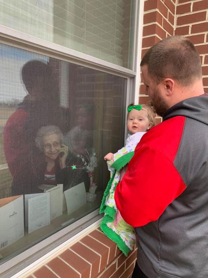 10. Mia nonna era preoccupata che, con la casa di riposo in quarantena, non avrebbe più potuto vedere i suoi nipoti: abbiamo risolto così!