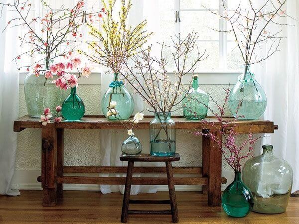 5. Una serie di vasi di vetro di colori simili per ospitare tanti rami fioriti: sono belli da soli, ma insieme l'effetto è strepitoso!
