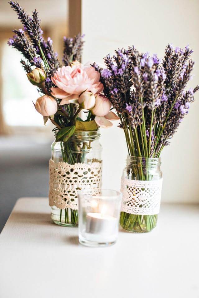 7. Piccoli mazzi di fiori da presentare in vasetti di vetro, ideali per la tavola di tutti i giorni