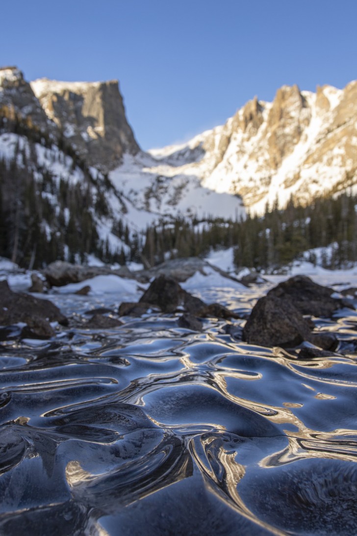 ... Un lac niché entre ces montagnes du Colorado dont la surface de l'eau avait été gelée par l'effet de la glace et des basses températures.
