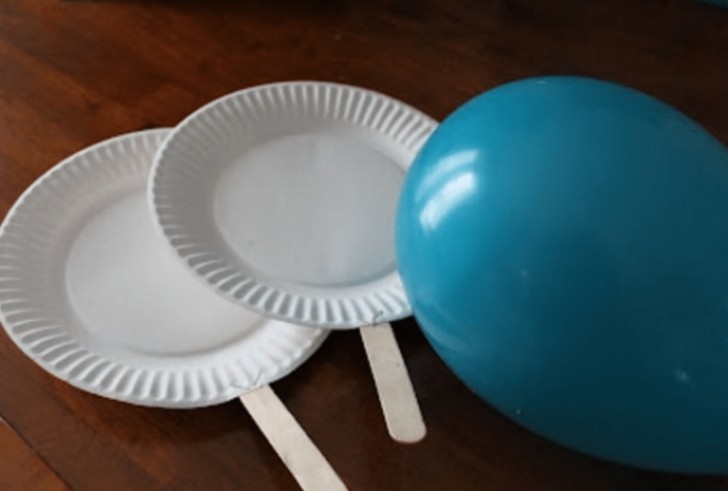 6. En pingismatch med… papperstallrikar och en ballong