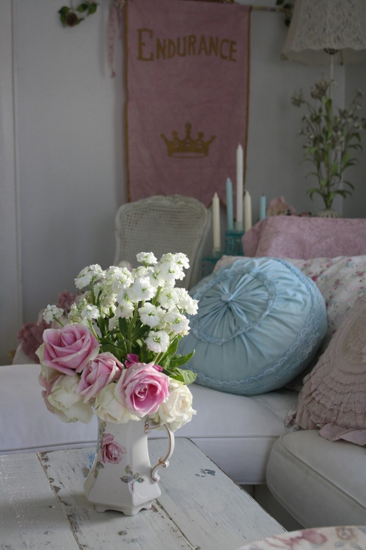 4. Rose rosa e fiori bianchi in una brocca di porcellana