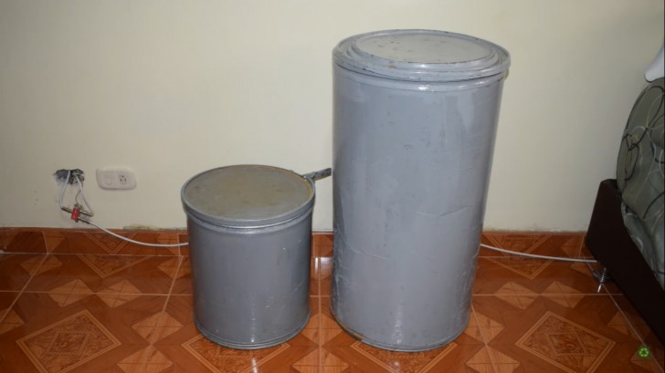 1. Scegliete dei contenitori dalla forma pulita, come questi due cilindri di cartone con il tappo