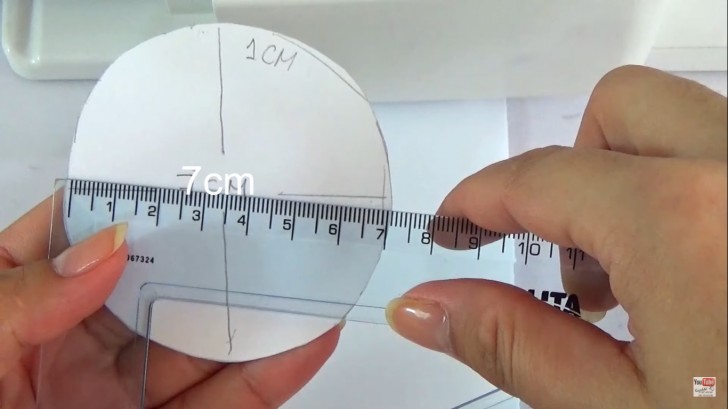 1. Ritagliate un cerchio di carta di 7 cm di diametro