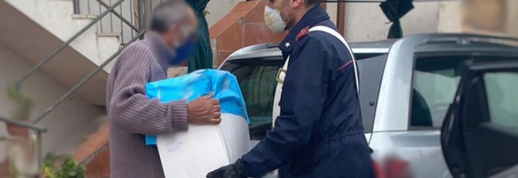 Ha due genitori anziani, il frigo vuoto e un solo pacco di pasta in dispensa: i carabinieri gli regalano le provviste - 1