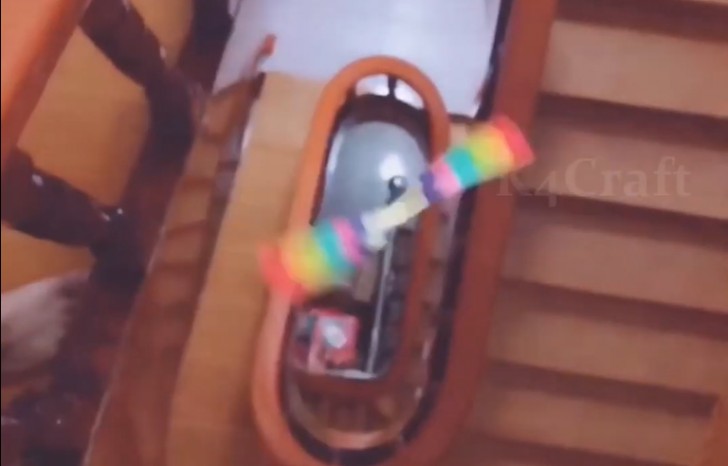 3. Un'elica arcobaleno che vola giù per le scale