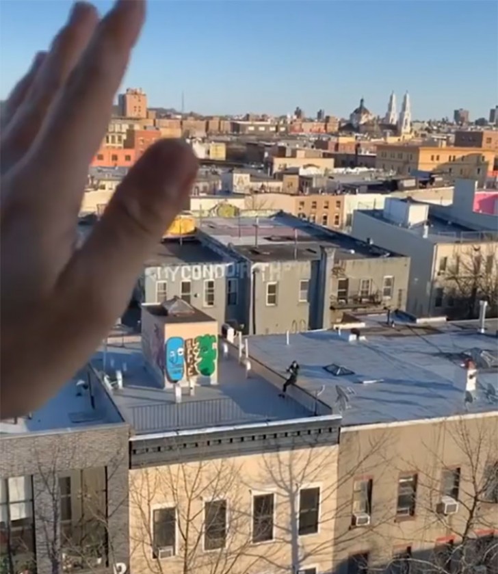 In these days of quarantine, he noticed a girl who was wildly dancing on her roof, and decided to get noticed by greeting her from afar with his wave ...