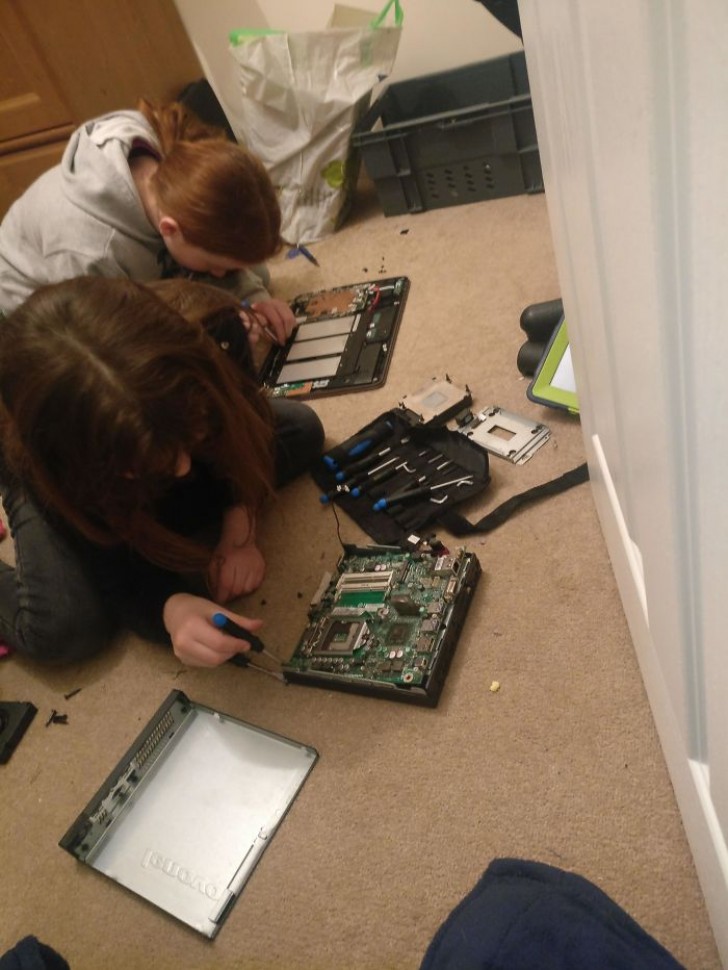 4. "Papaaa, on s'ennuie !" "Ok, alors faites une chose : démontez ces ordinateurs portables et remontez-les !"