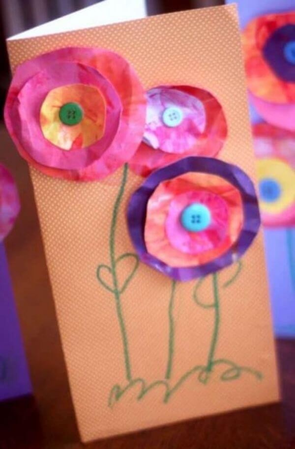 1. Dischi di carta e bottoni: una decorazione floreale facile, bella e versatile
